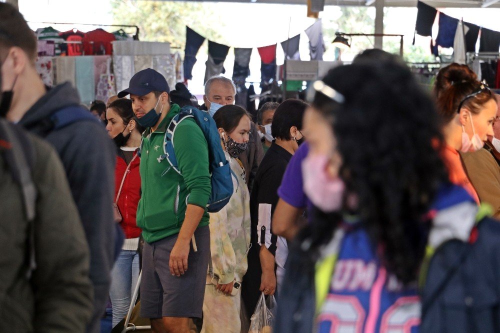 Yüksek Riskli Antalya’nın Kapalı Semt Pazarında Endişelendiren Görüntü