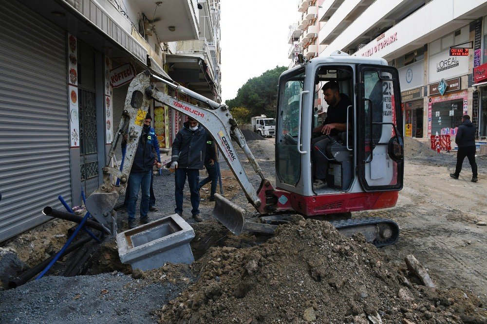 Kuşadası’nda Caddelerdeki Yenileme Çalışmalarının Kapsamı Genişledi