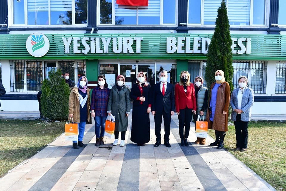 Yeşilyurt’da Kadın Personele Çiçek