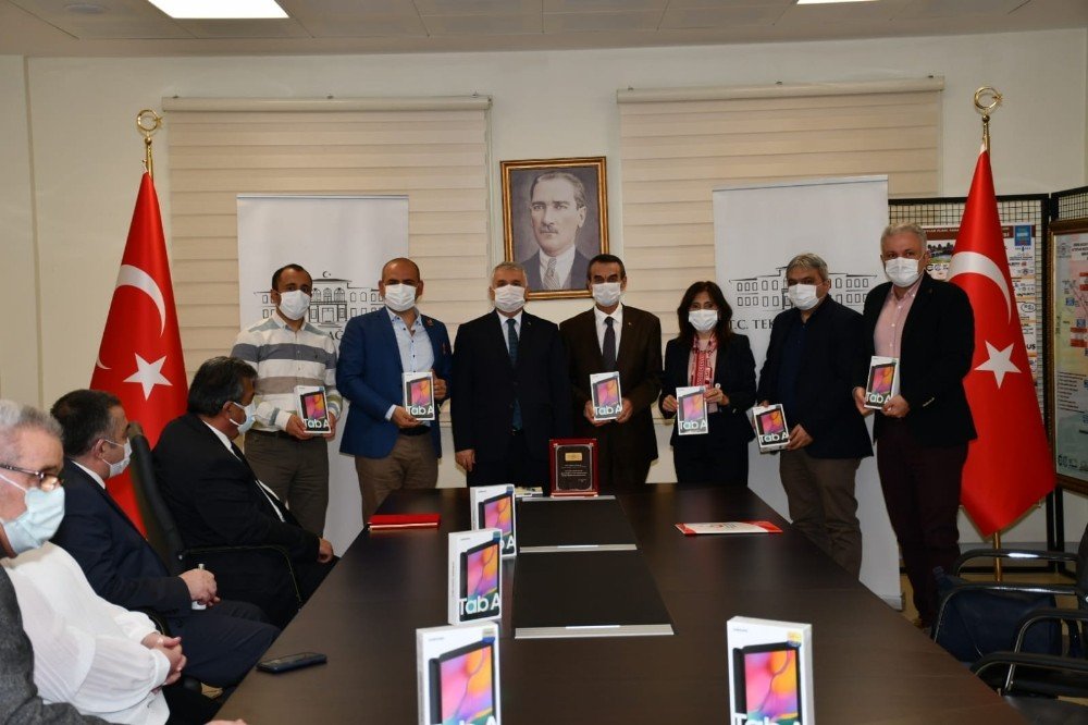 Uzaktan Eğitime Hayırseverlerden Tablet Desteği