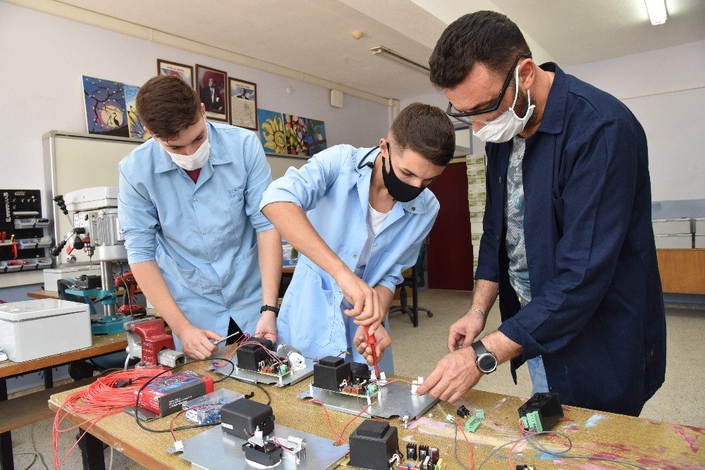 Denizli’de Öğretmenler Ve Öğrencilerin ’sarozon’ Adlı Ozon Cihazı Tescillendi