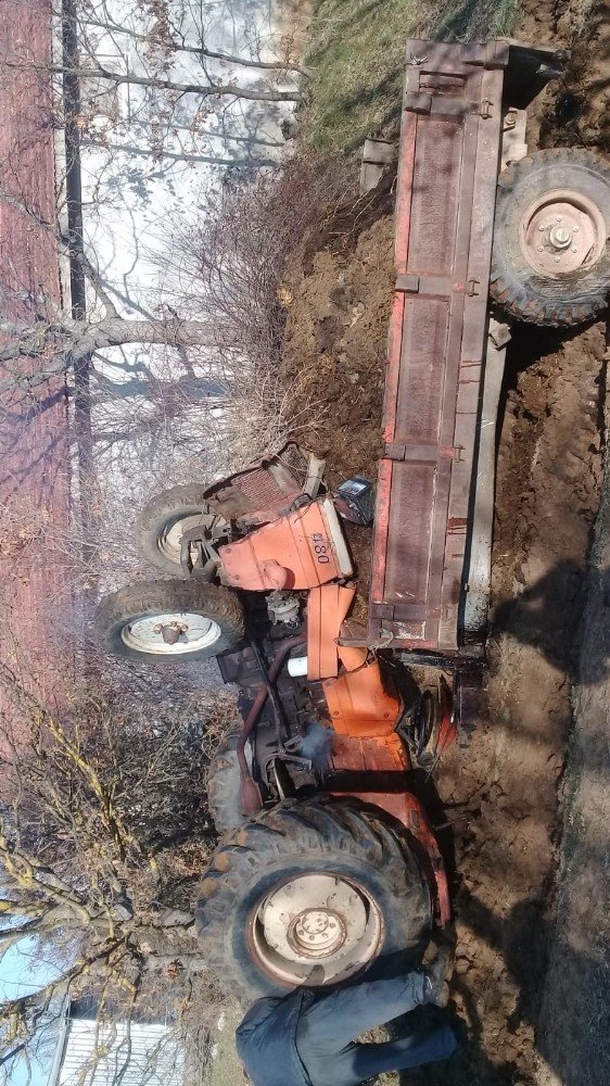 Devrilen Traktörün Altından Sağ Çıktı