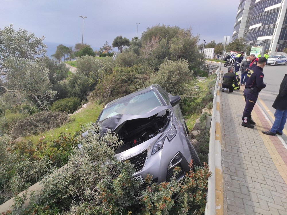 Ehliyetsiz Sürücü Şarampole Uçtu; 2 Yaralı