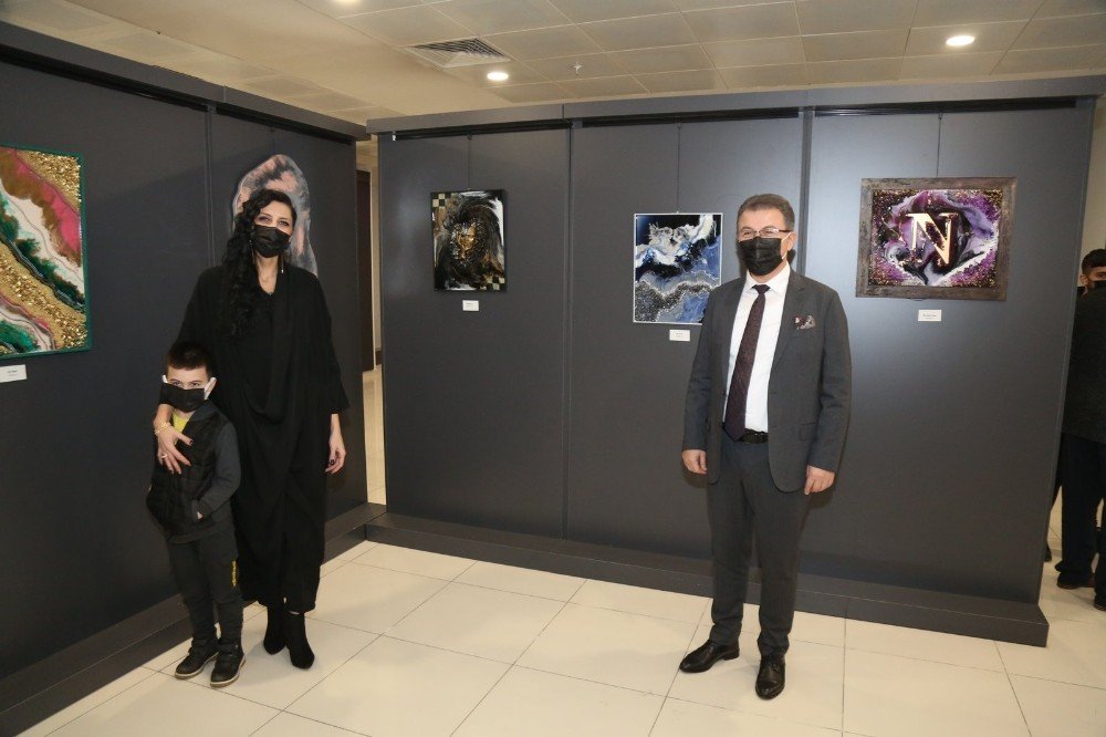 Eyüpsultanlı Kadın Sanatçıdan “reçinenin Renklerle Dansı” Sergisi