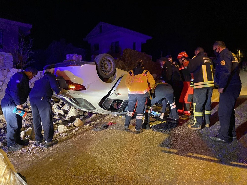 Fethiye’de Takla Atan Otomobilin Sürücüsü Yaralandı