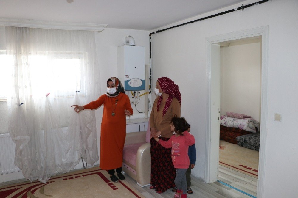 Gaziantep’te İki Çocuğuyla Sokakta Kalan Anneye Yardım Eli