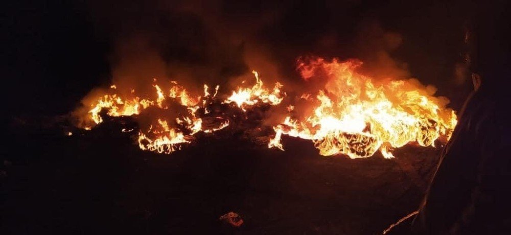 Hurda Lastikleri İstifleyip Ateşe Verdiler