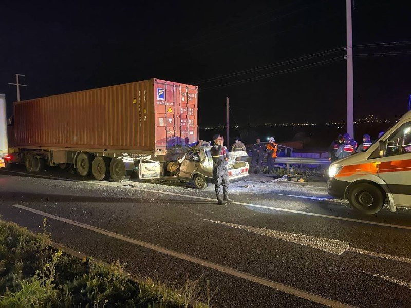 İ̇zmir’de Otomobil Tıra Çarptı: 1 Ölü