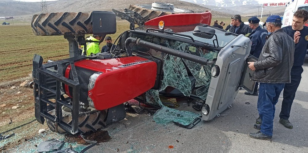 Devrilen Traktörün Sürücüsü Kabin Sayesinde Hayatta Kaldı