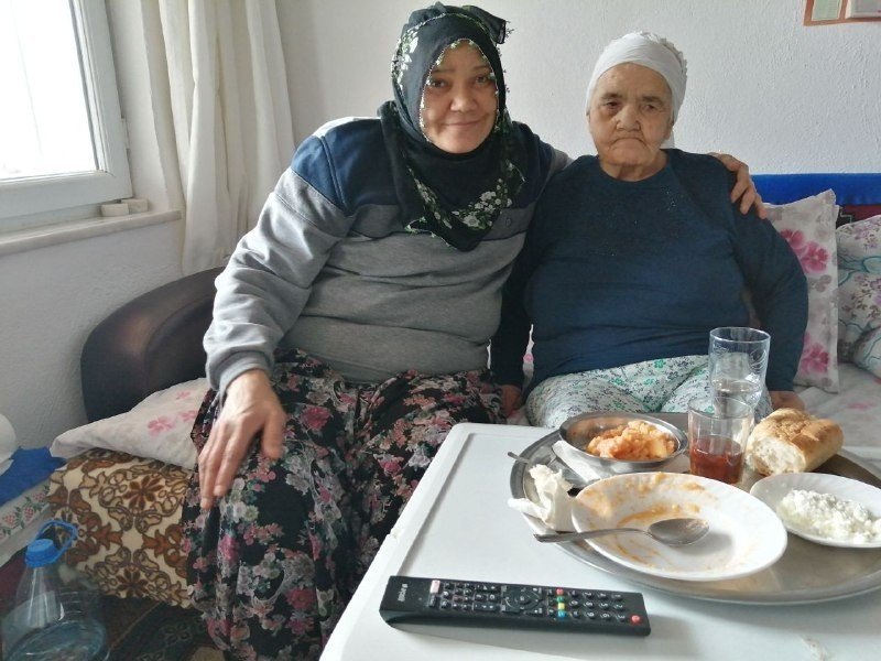 Kendisini Felç Geçiren Annesine Adadı