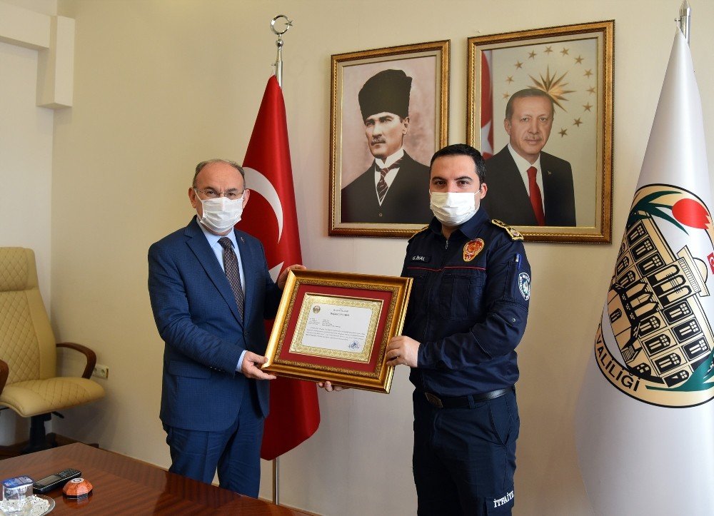 İ̇zmir Depreminde Görev Alan İtfaiye Personeline Başarı Belgesi Verildi