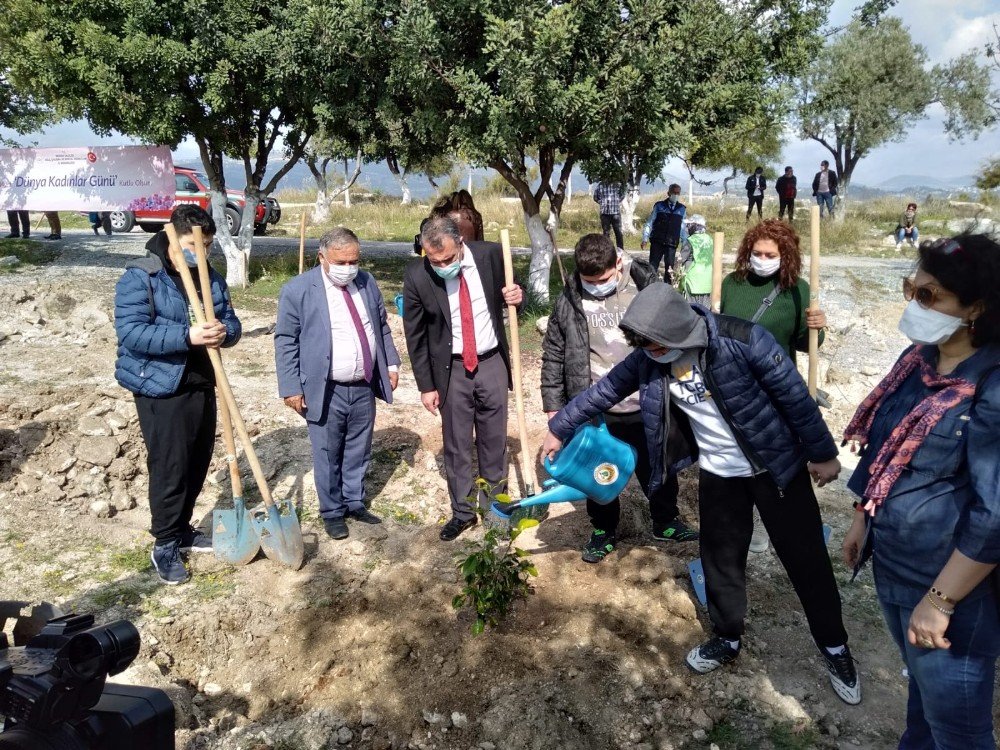Kadınlar ’çocuk Hatıra Ormanı’na Fidan Dikti