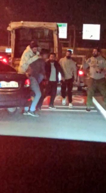 Trafiği Tehlikeye Düşüren Kamyonet Sürücüne Dayak Kamerada