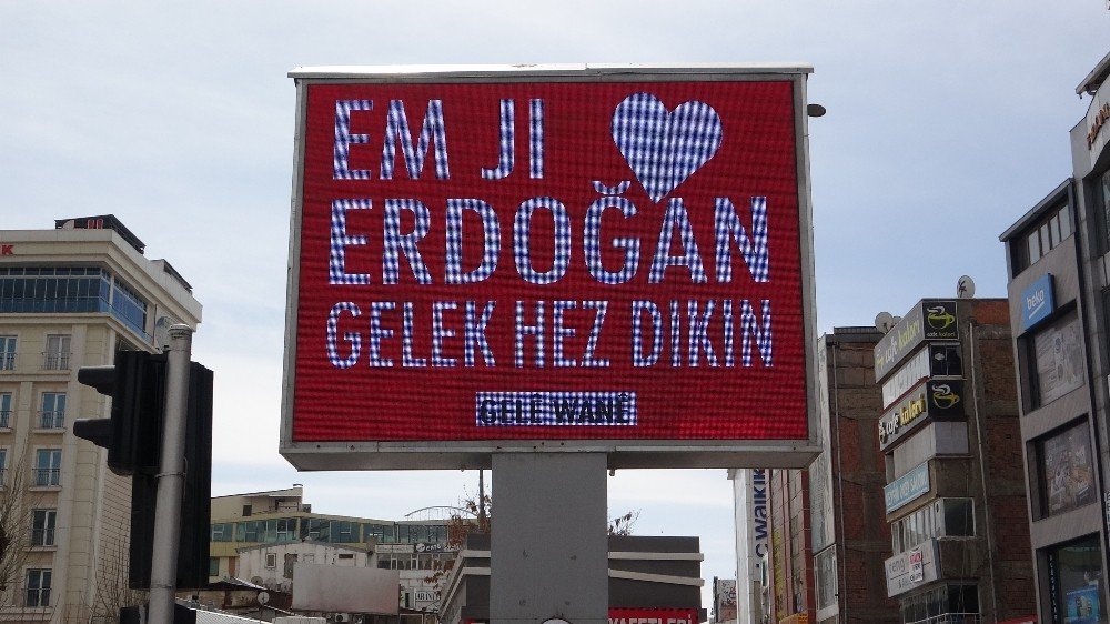 Van’da 3 Dilde “erdoğan’ı Seviyorum” Görseli Ekrana Yansıtıldı