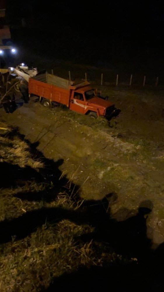 Kamyonetiyle Bahçeye Uçtu, Hayatını Kaybetti