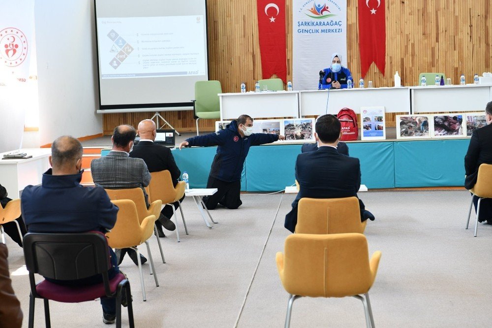 Şarkikaraağaç’ta Muhtarlara Afet Eğitimi Verildi