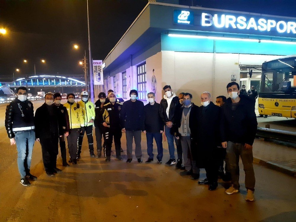 Ak Parti Osmangazi İ̇lçe Gençlik Kolları’ndan Denetimdeki Polislere Kandil Simidi
