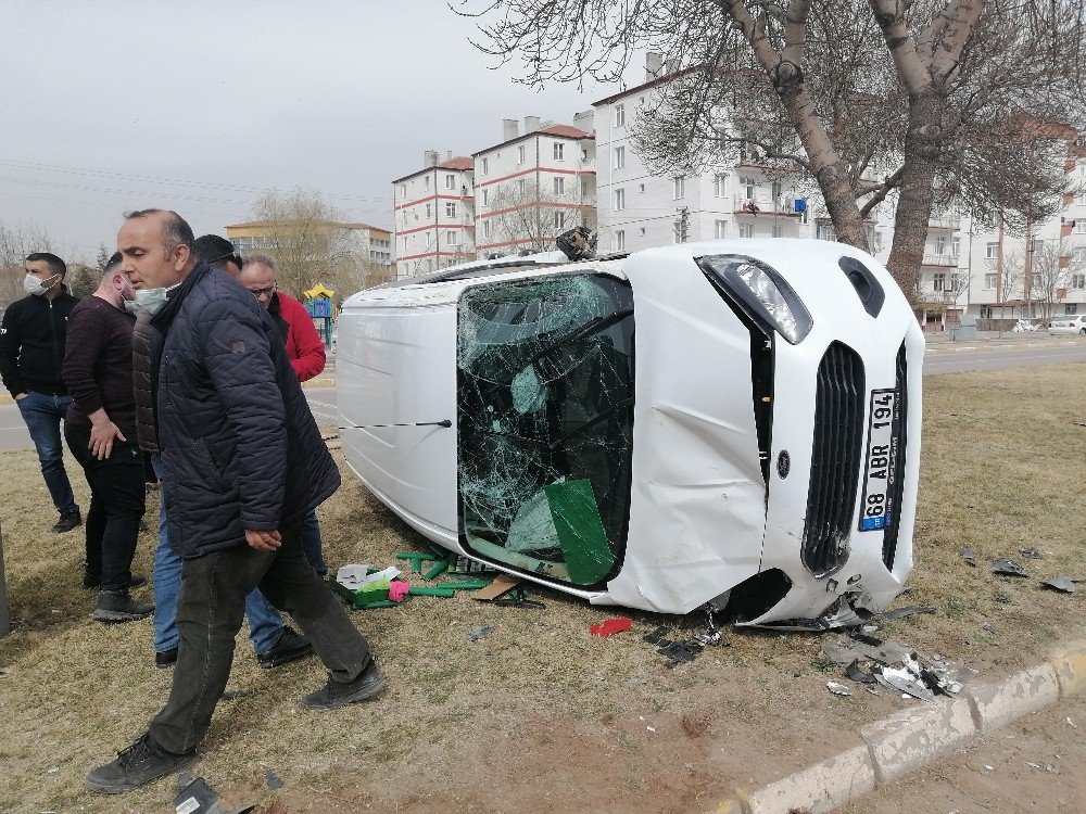 Aksaray’da Otomobil İle Hafif Ticari Araç Çarpıştı: 3 Yaralı