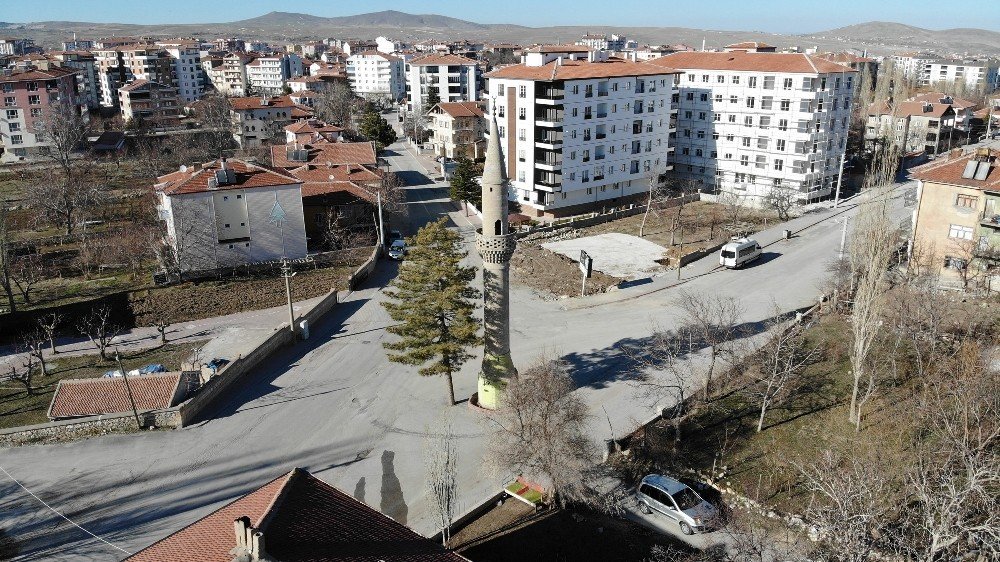 Aksaray’da Yol Ortasındaki Camisiz Minare Şaşırtıyor