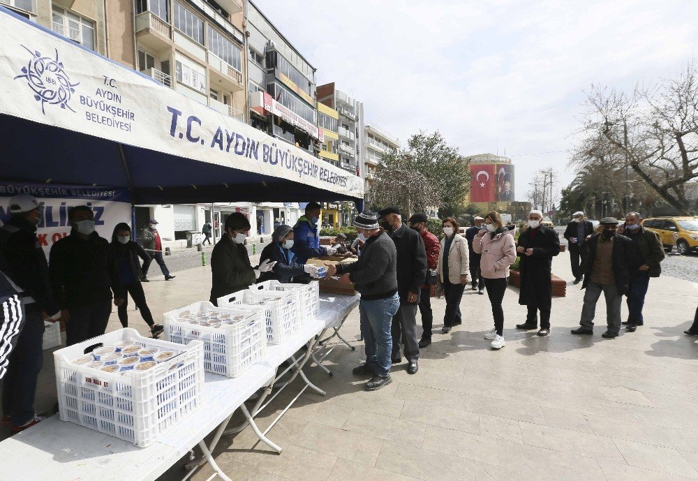 Aydın Büyükşehir Belediyesi Miraç Kandili Dolayısıyla Vatandaşlara Helva Dağıttı
