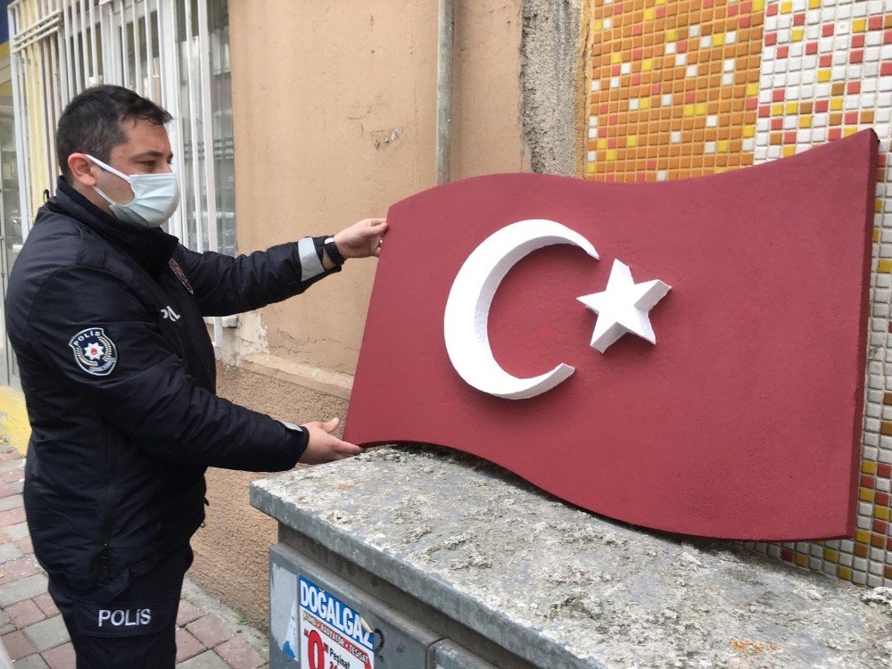 Polisler Türk Bayrağı’nı Yerde Bırakmadı