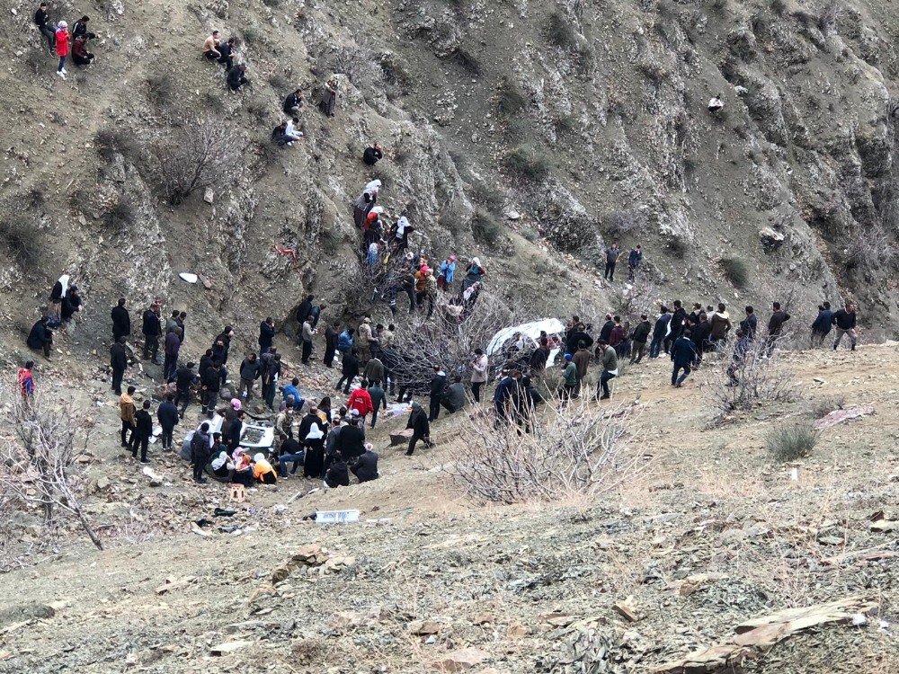 Batman’da Öğrenci Servisi Uçuruma Yuvarlandı: 2 Ölü 24 Yaralı