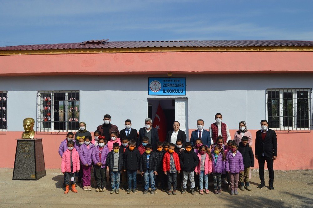 İ̇ki Üniversite Öğrencisi Köy Okulunu Yeniledi