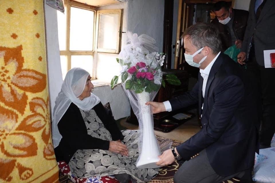 Hizan Kaymakamı Muhammed İ̇kbal Yelek, 111 Yaşındaki Makbule Teyzeyi Ziyaret Etti