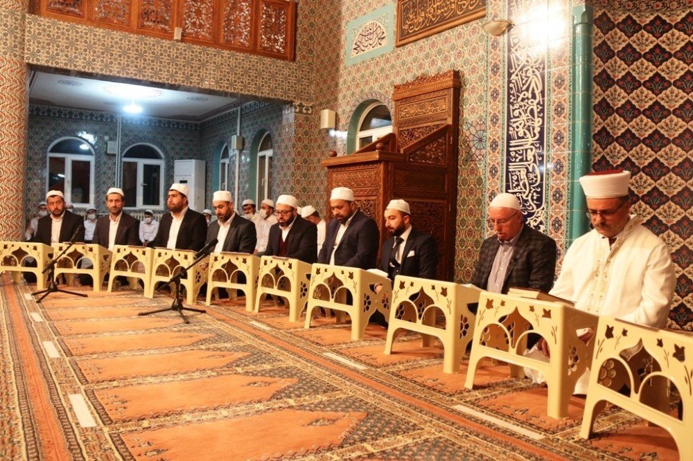 Bitlis’te Miraç Kandili’nde Eller Semaya Açıldı