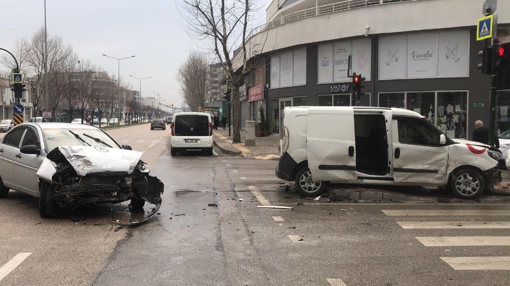 Bursa’da İki Otomobilin Çarpıştı: 9 Yaralı