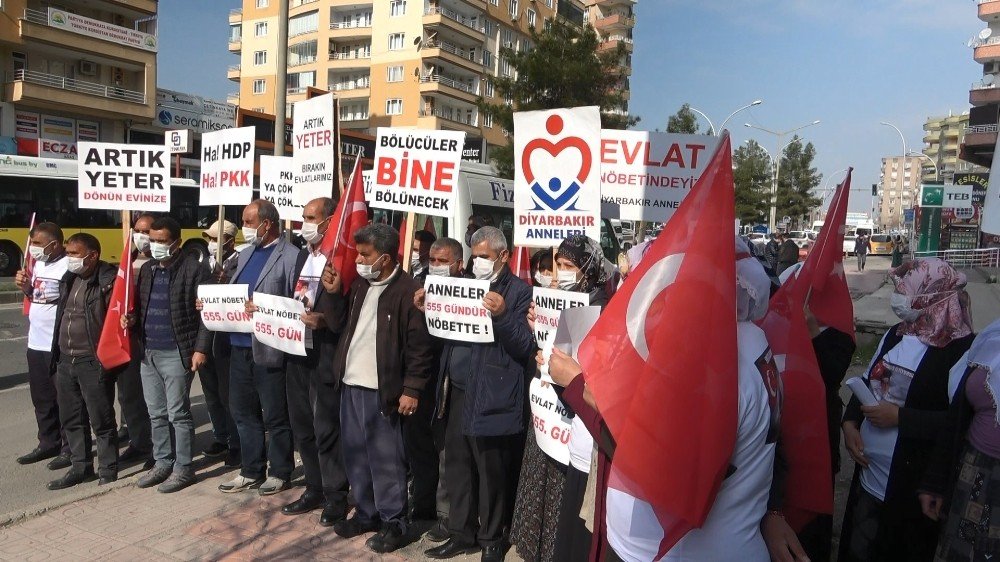 Diyarbakır’da Evlat Nöbetindeki Aileler, ‘kahrolsun Hdp Ve Pkk’ Sloganları İle Yürüdü