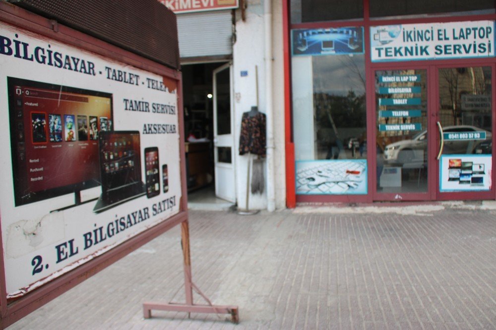 Gündüz Vakti Elemanın Uyuduğunu Görünce Bilgisayarı Çalıp Kaçtı