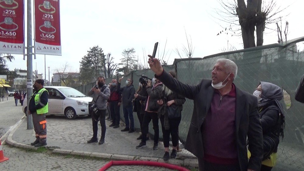 İ̇tfaiyeciler Alevlerle, Vatandaşlar Da Video Çekebilmek İçin Yarıştı