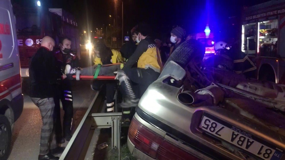 Refüjde Elektrik Direklerini Deviren Sürücü Takla Attı: 2’si Ağır 4 Yaralı