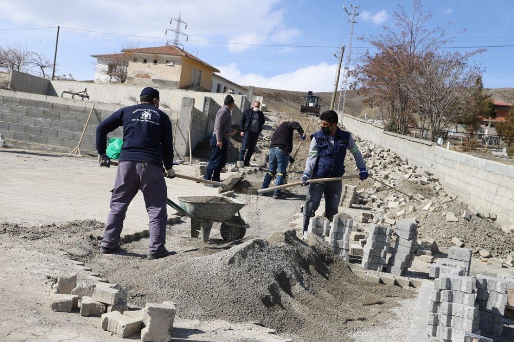 Erzincan’da Yol Ve Kaldırımlarda Bakım Onarım Çalışmaları Başladı
