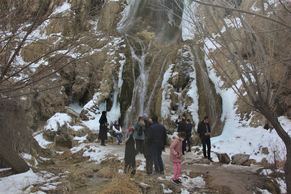 Girlevik Şelalesi Tatilcilerin İlgi Odağı