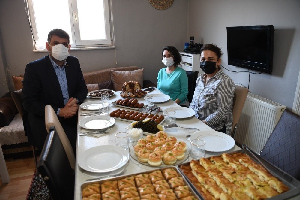 Evini Üretimhaneye Çeviren Ev Hanımı Belediye Başkanını Ağırladı