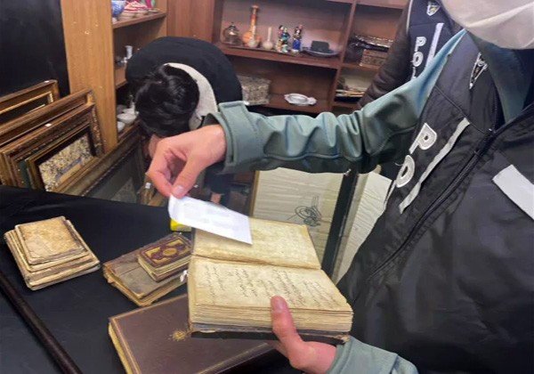 İ̇stanbul’da Tarihi Eser Operasyonu: El Yazması Kuran’ı Kerim Ele Geçirildi