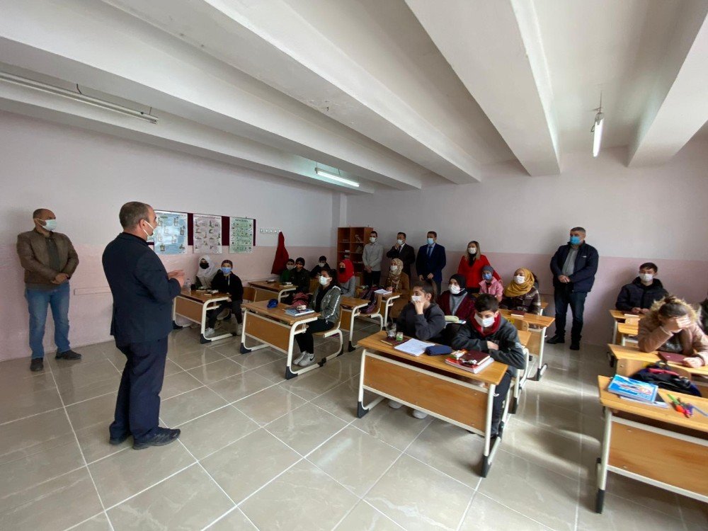 Miraç Kandili Nedeniyle İmam Hatip Ortaokullarında Kur’an-ı Kerim Dağıtıldı