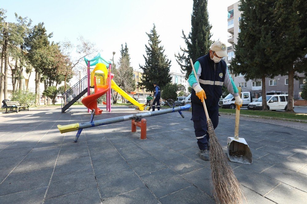 Buca’nın Parklarında Bahar Temizliği
