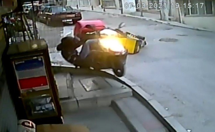 Kuryelerin Feci Kazası Kamerada: Kaskla Hayatta Kaldılar