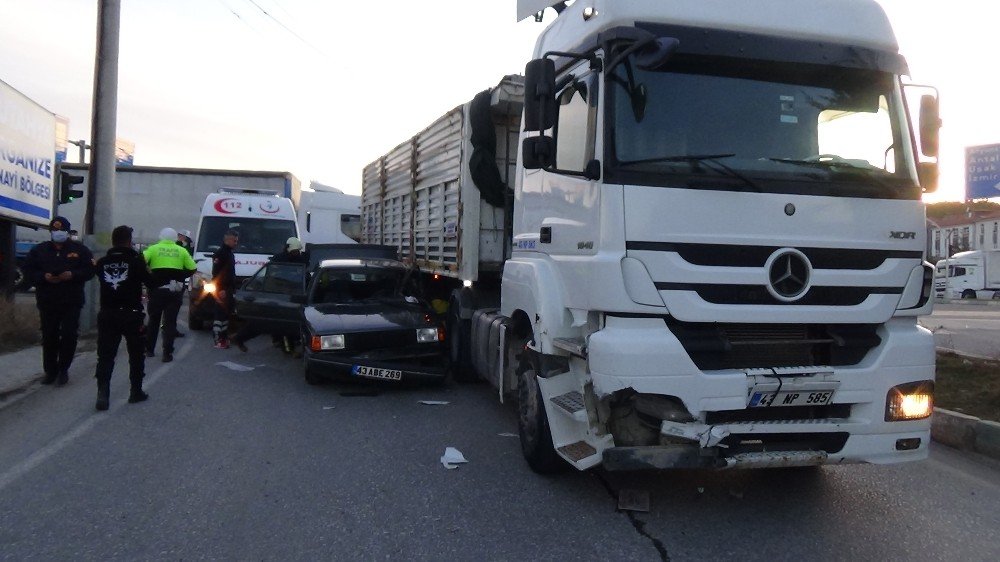 Kütahya’da Otomobil İle Tır Çarpıştı: 3 Yaralı