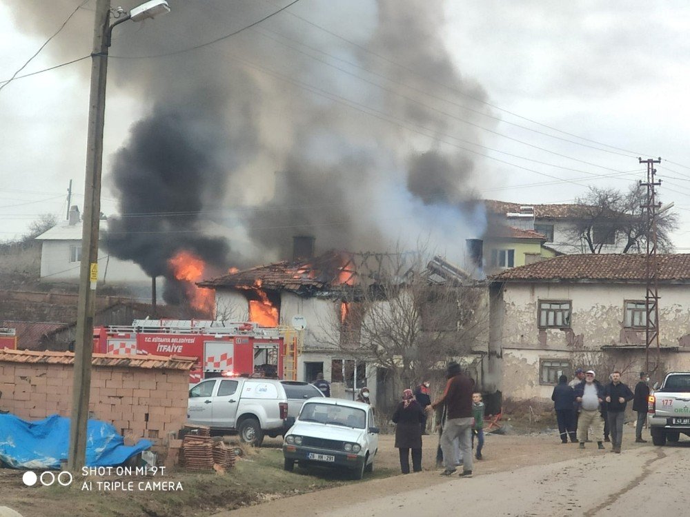 Kütahya’da Ev, Ahır Ve Samanlık Alev Alev Yandı