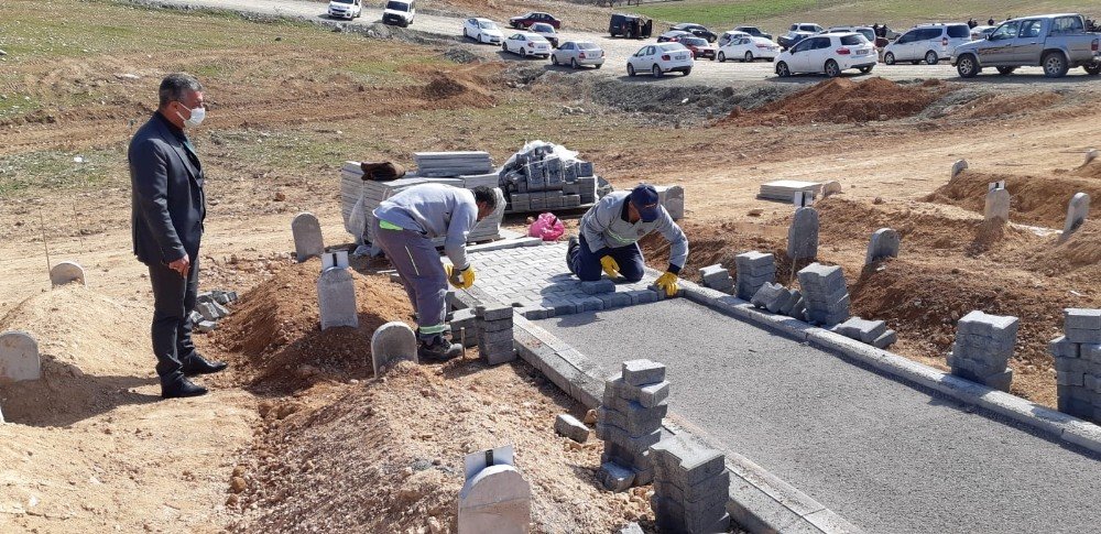 Malatya Büyükşehir’den Mezarlıklara Bakım Ve Temizlik Çalışması