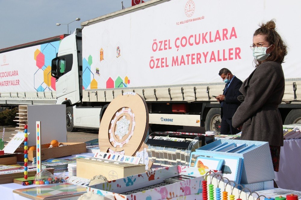 Bakan Selçuk: “2021 Yılında Üretimi Tamamlanan Bin 500 Materyal Seti Bin 500 Okulumuza Gönderilecek”