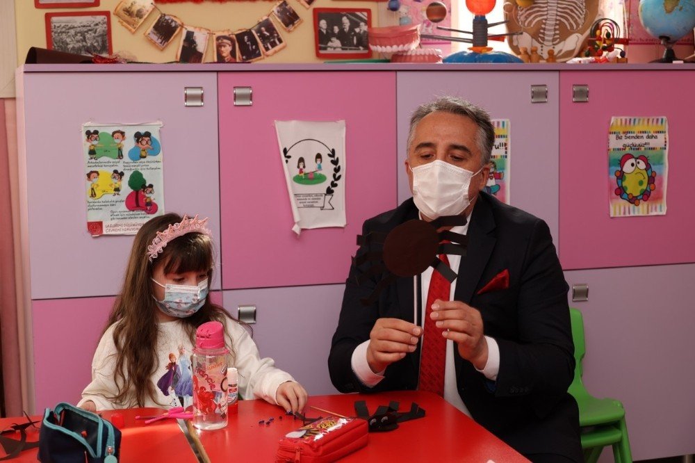Başkan Savran’dan Çocuklara Boyama Kitabı Sürprizi
