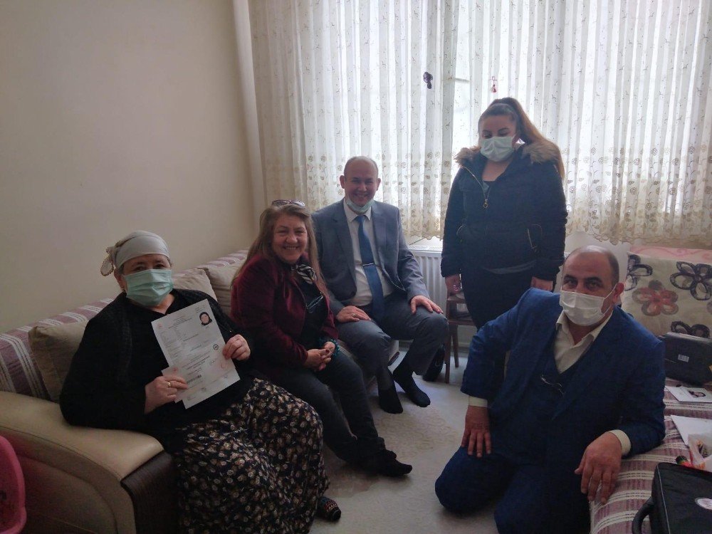 Tepebaşı İ̇lçe Nüfus Müdürlüğü, 65 Yaş Üstü Vatandaşların Evine Giderek Hizmet Verdi