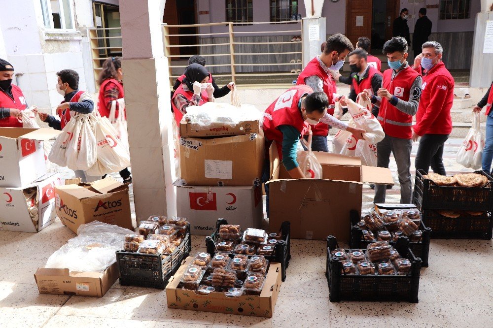 Siirt’te Vatandaşlara Kandil Simidi Dağıtıldı