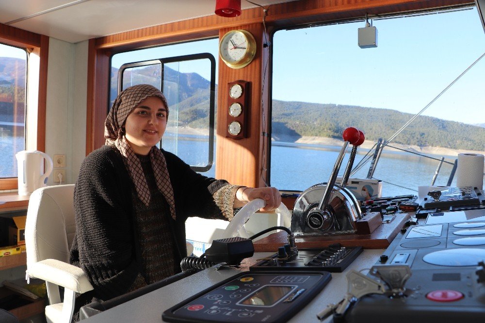 Feribot Kullanan Genç Kız Görenleri Şaşırtıyor