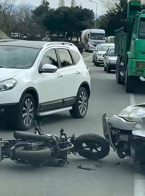 Kamyonet Motosiklete Çarptı: 1 Yaralı
